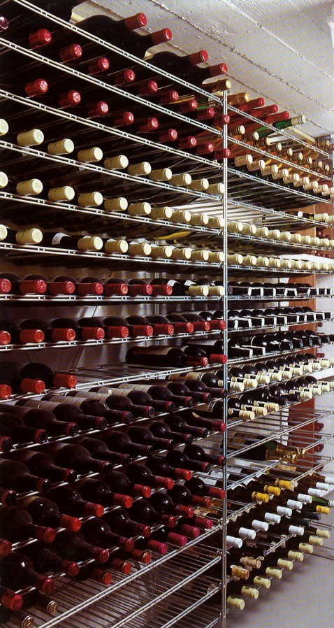 Foto : Verchroomd metalen wijnrek